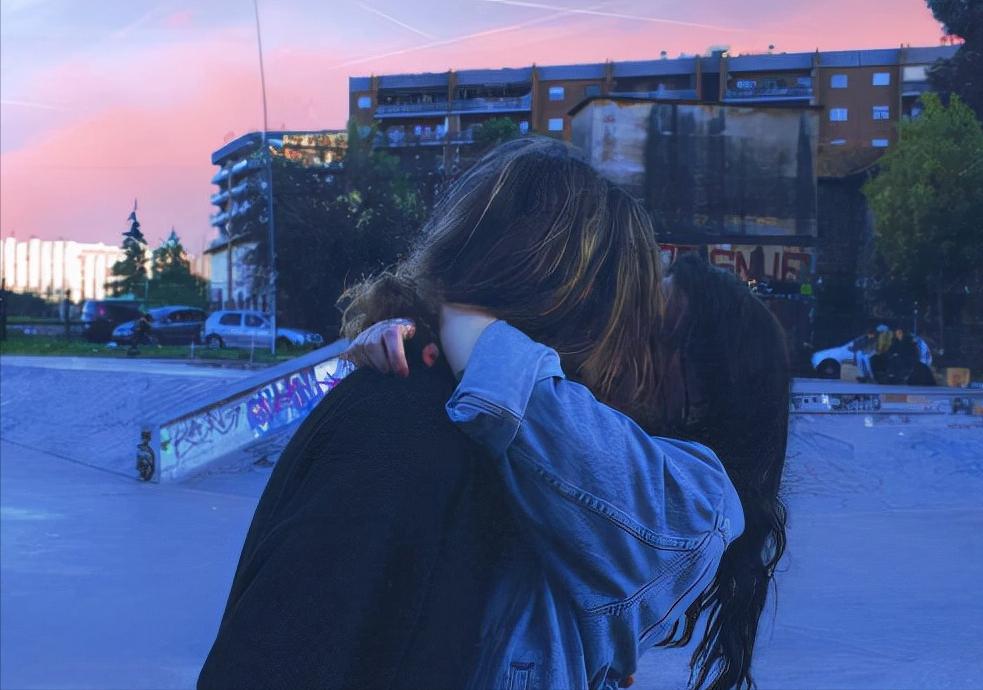 又烦男朋友又喜欢粘着男朋友,总喜欢黏着一个男生