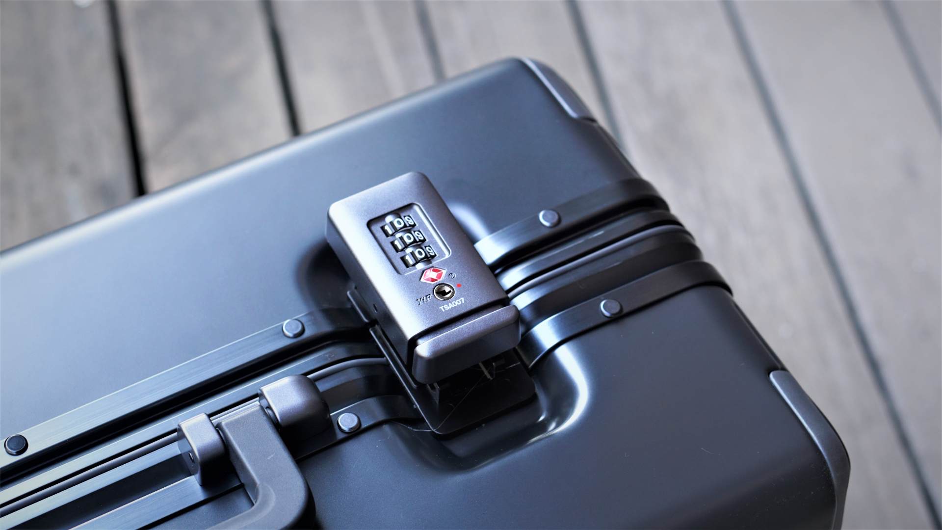 地平线8号行李箱24寸什么颜色好看,地平线8号行李箱和90分行李箱测评