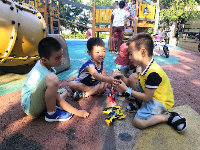 小朋友把瓶子打碎后表现,小孩把酒瓶打碎被揍了