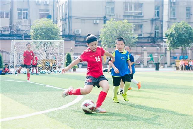 小学生暑假足球封闭训练营,炎炎夏日儿童足球训练