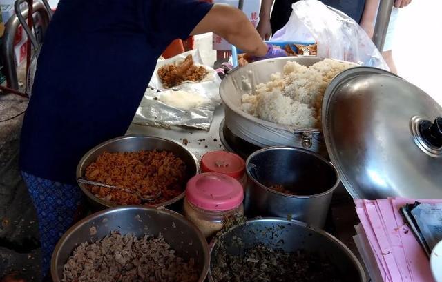 老奶奶摆摊卖纯手工小吃多年,80后老阿姨做早餐摆摊