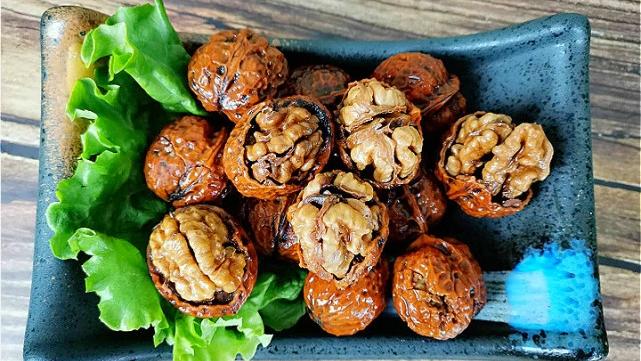 盐焗核桃摆摊,沙河小吃卤核桃