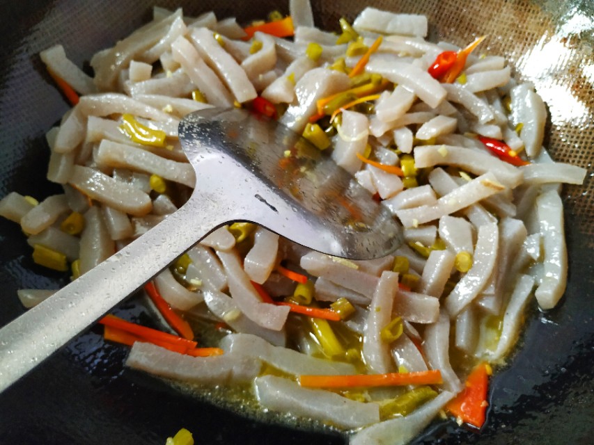 魔芋豆腐皮炒泡菜怎么做好吃,魔芋泡菜饭好吃简单