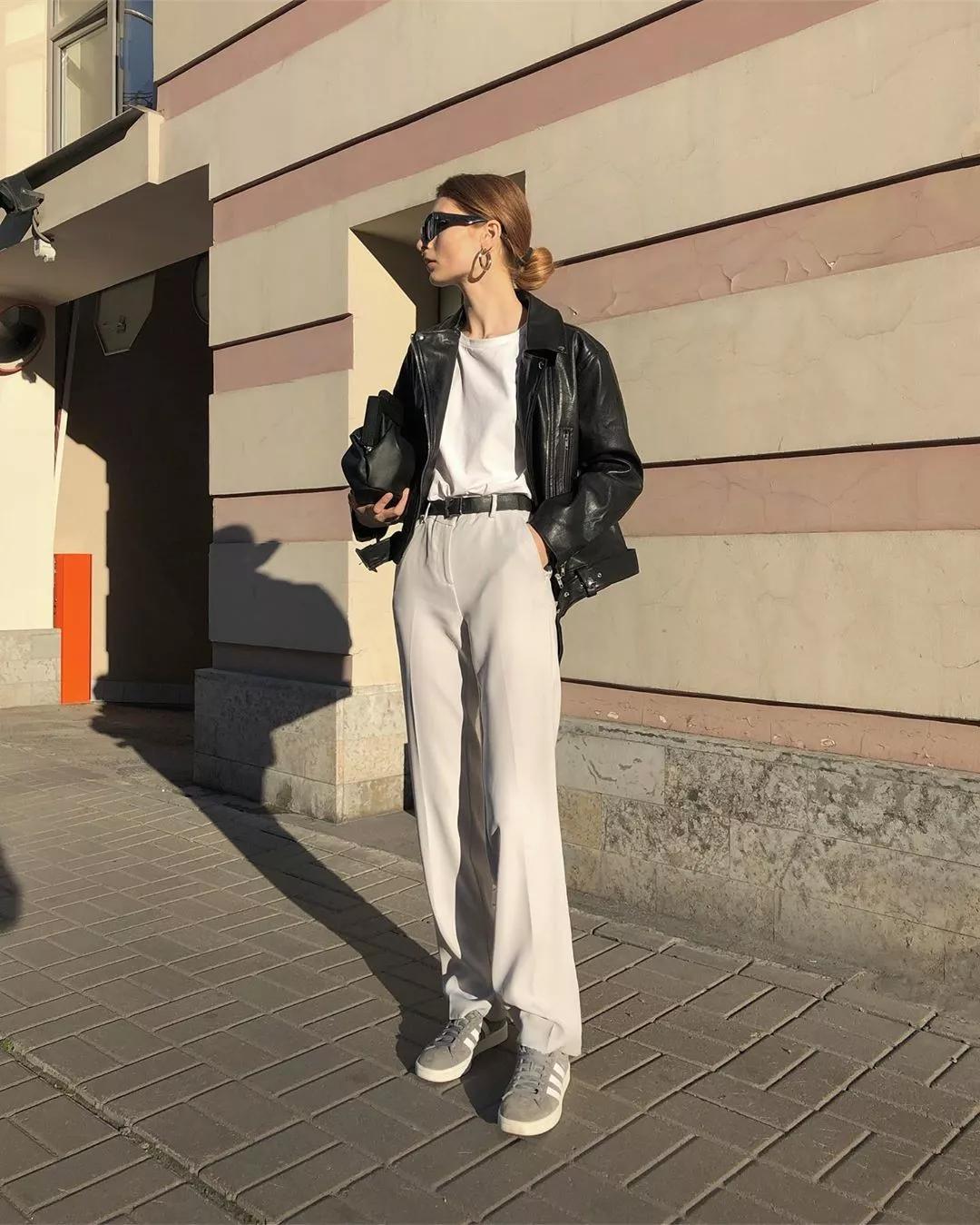 秋冬长款牛仔阔腿裤搭什么鞋好看,显瘦穿搭今年非常火的阔腿裤