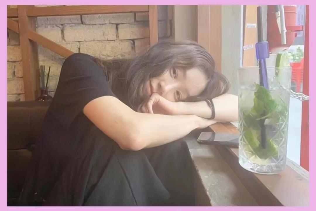 郑丽媛穿搭晒图，被小卷毛圈粉，这样的韩国小姐姐请给我一沓