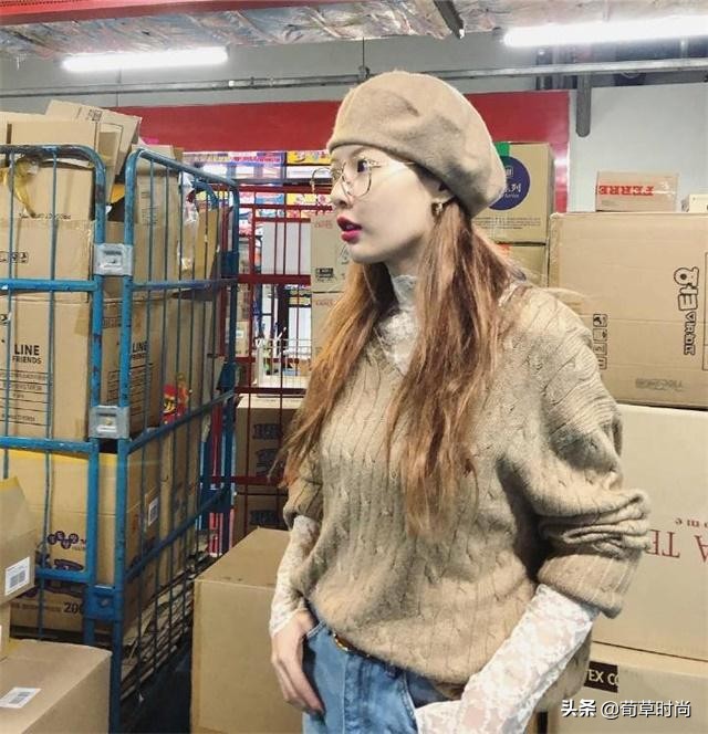 金泫雅和男友的*服私**终于正常一回！毛衣和蕾丝的碰撞，美出艺术感