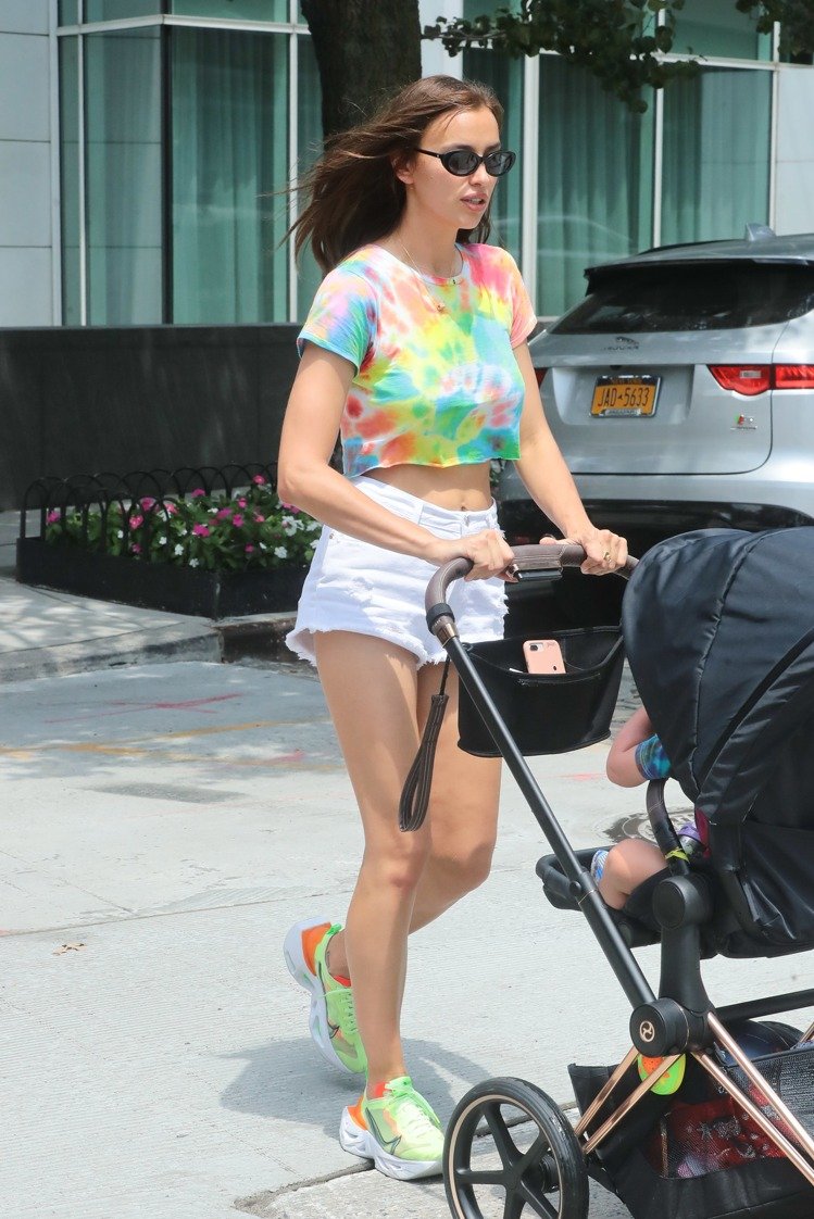 战斗民族女人不会输，伊莲娜上封面又拿代言，活出单亲辣妈的精彩