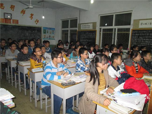 父亲离世母亲改嫁靠小姑摆地摊,父亲离家母亲智障