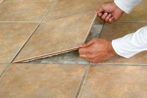 地板砖起翘处理方法,地砖大面积起拱怎么把地板砖拿掉