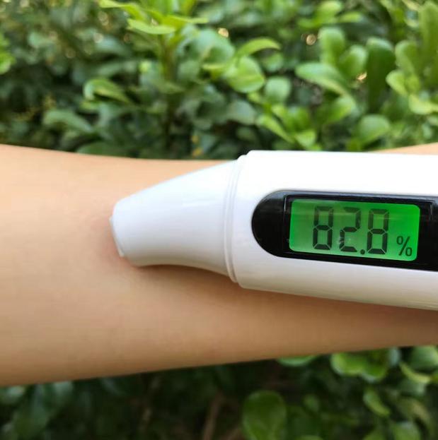 学她这样保养，50岁都不会有黑眼圈，秘密全靠这支「小黑管」