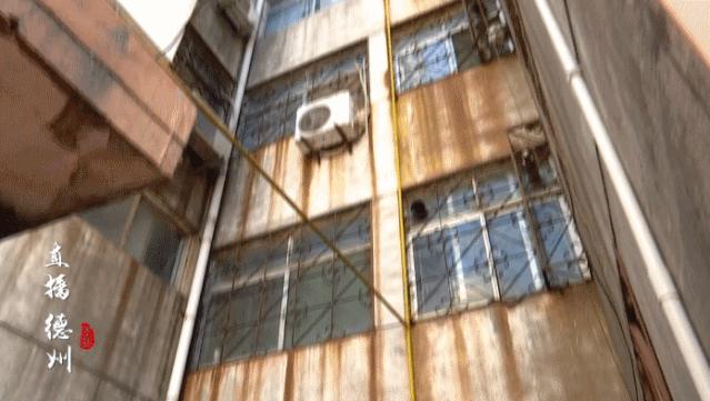 德州一饭店烟囱装在“围城”里，坑苦楼上邻居