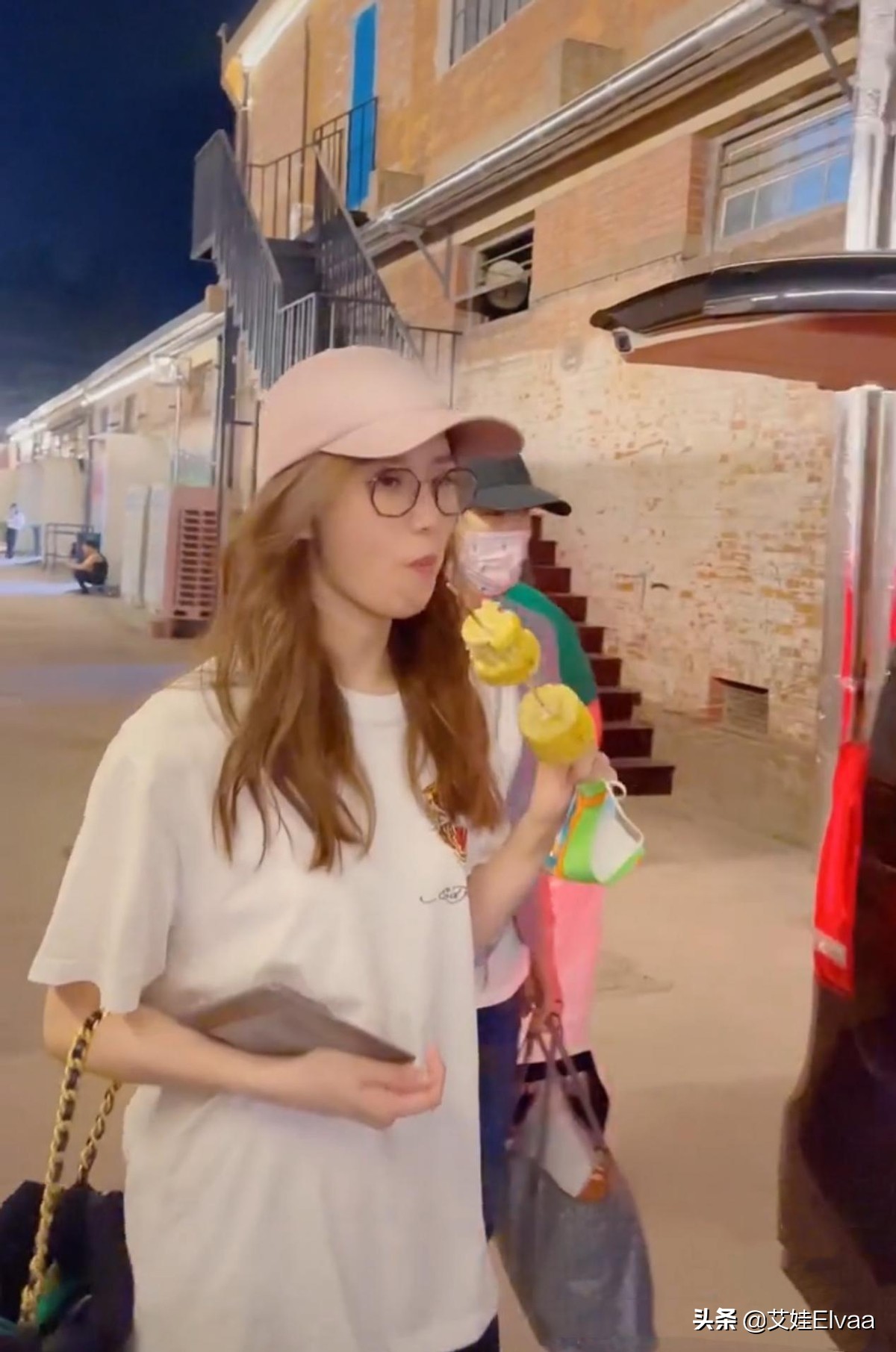 刘诗诗啃胡萝卜视频,刘诗诗路上吃玉米