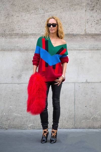 V领毛衣浪漫柔美，get这3种搭配造型，轻松穿出“天鹅颈”