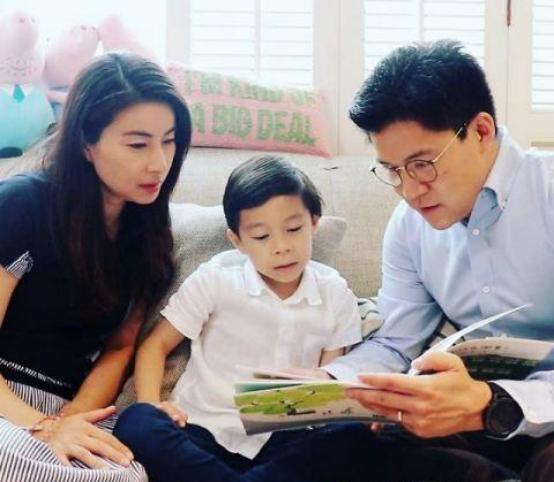 郭晶晶和霍启刚一家穿运动鞋,霍启刚陪郭晶晶玩滑板