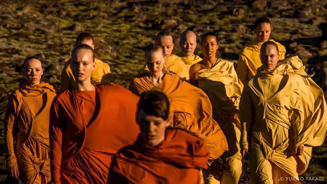 25年前，一个日本人带着天价衣服到中国，给西北人拍了一批硬照