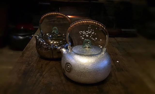 银壶银杯煮茶喝茶好吗,泡茶为什么用银壶煮水比较好