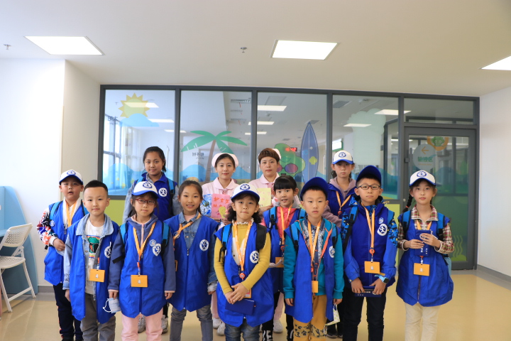 新华小记者走进包头市第四医院