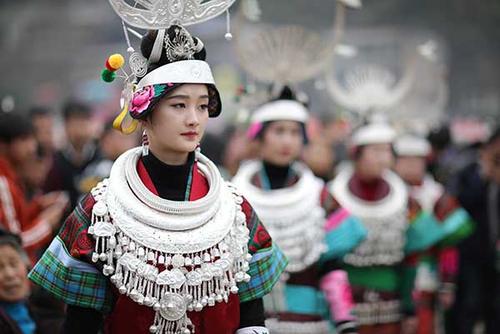 苗族姑娘戴手镯的规矩,苗族女生会戴许多首饰吗