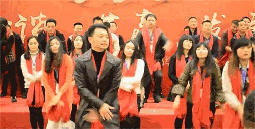 半裸、*舞艳**、排队与老板接吻……为了躲掉公司年会，我辞职了