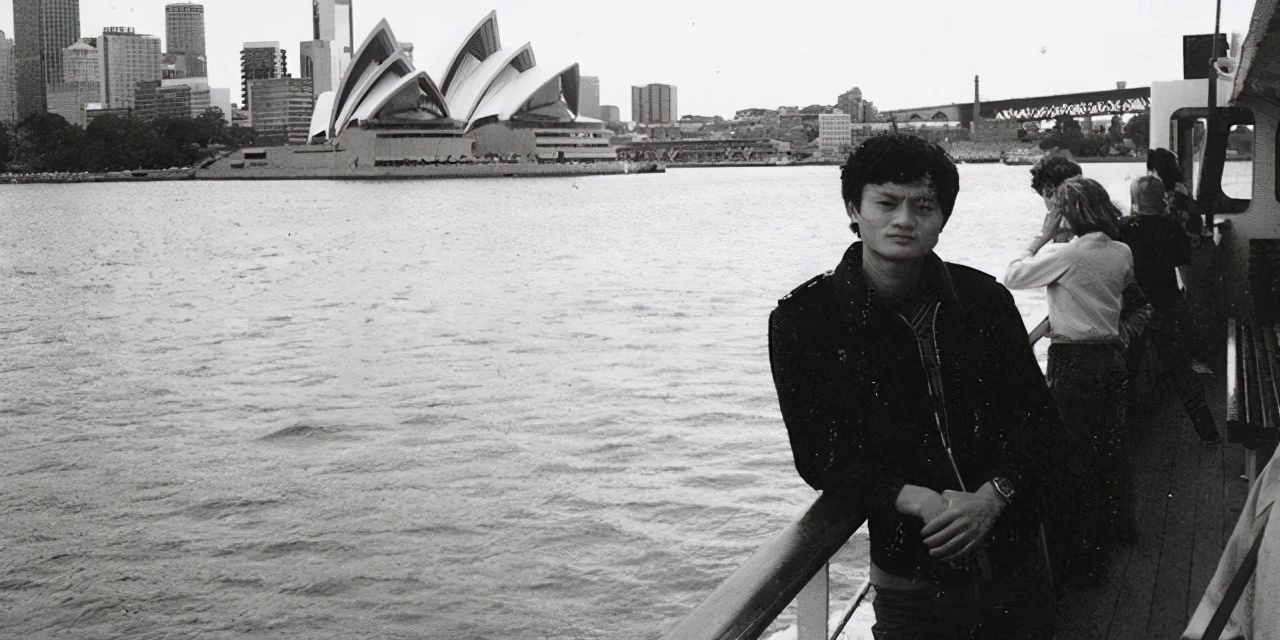 马云第一个贵人是澳大利亚人，他资助马云买了第一套房子湖畔花园