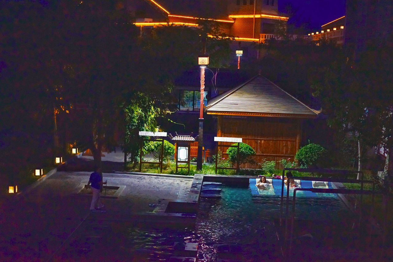 京东90分抵达田园度假区，住树屋，泡半山温泉，还有房车营地