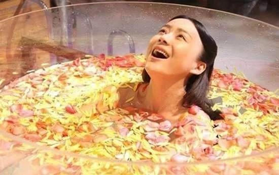 女星“洗澡”照片曝光，原本我们看到的香艳镜头，都是拍摄的套路