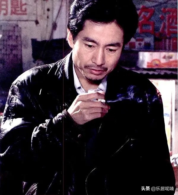 镜头中的左右、香烟、出租房、红色：电影《左右》意象分析