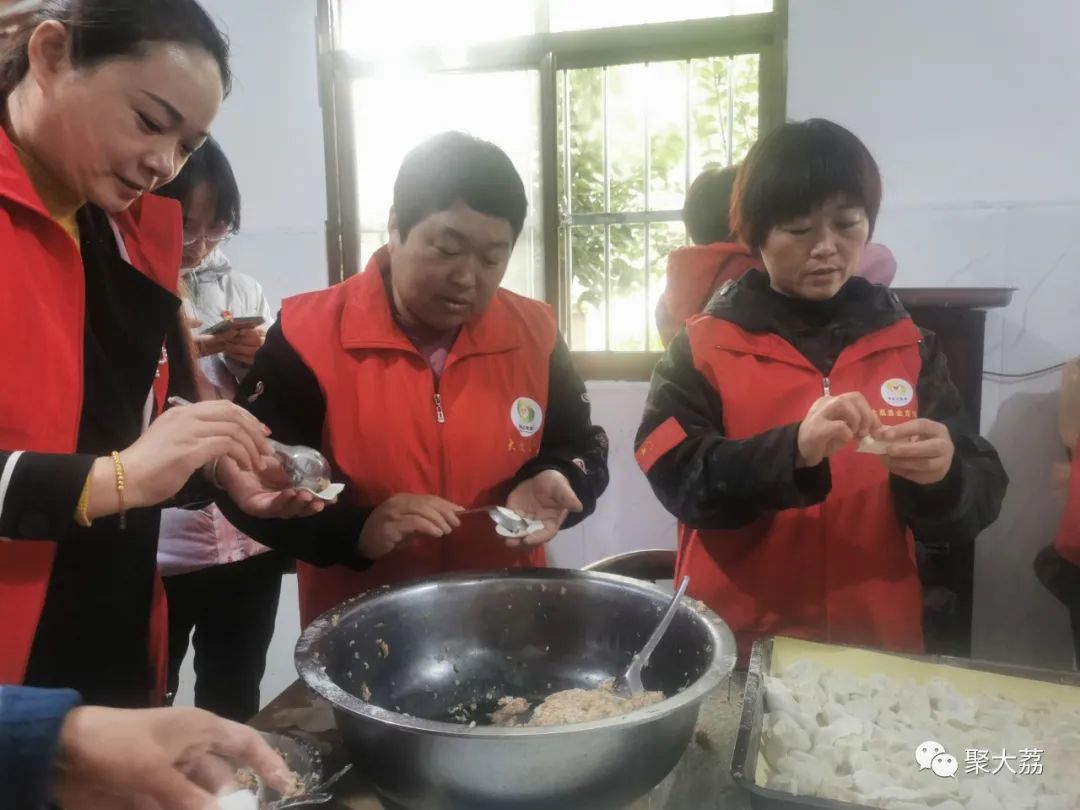 陪老人度过美好重阳节，大荔金龙、鸿运驾校、秦东考务中心在行动