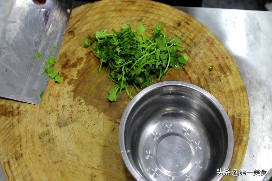 孜然羊肉用羊肉片还是羊肉卷好吃,煮熟的羊肉爆炒的做法孜然羊肉