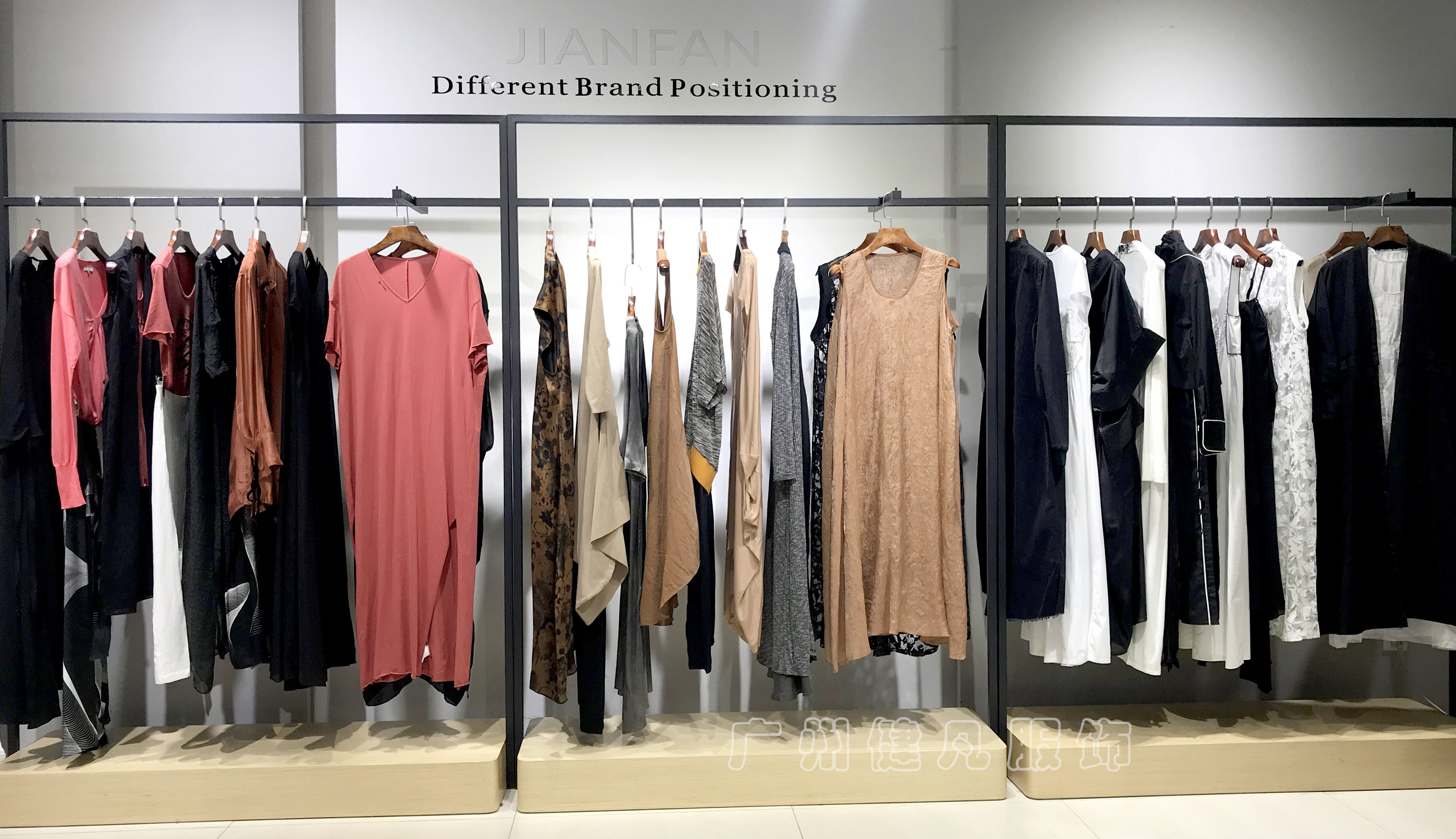 品牌女装折扣女装加盟,女装品牌加盟实体店零库存中高档