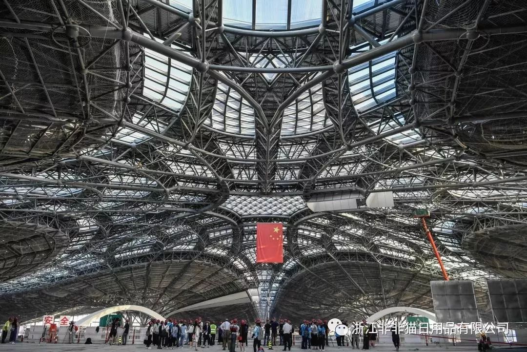 “63个*安门天**广场大小”，这个北京新机场没有一根柱子