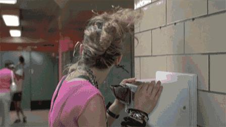 早上洗头易造成脱发吗女生,每天洗头严重脱发