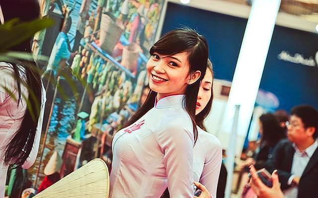 越南街头吸引女游客,与越南一河之隔的边界