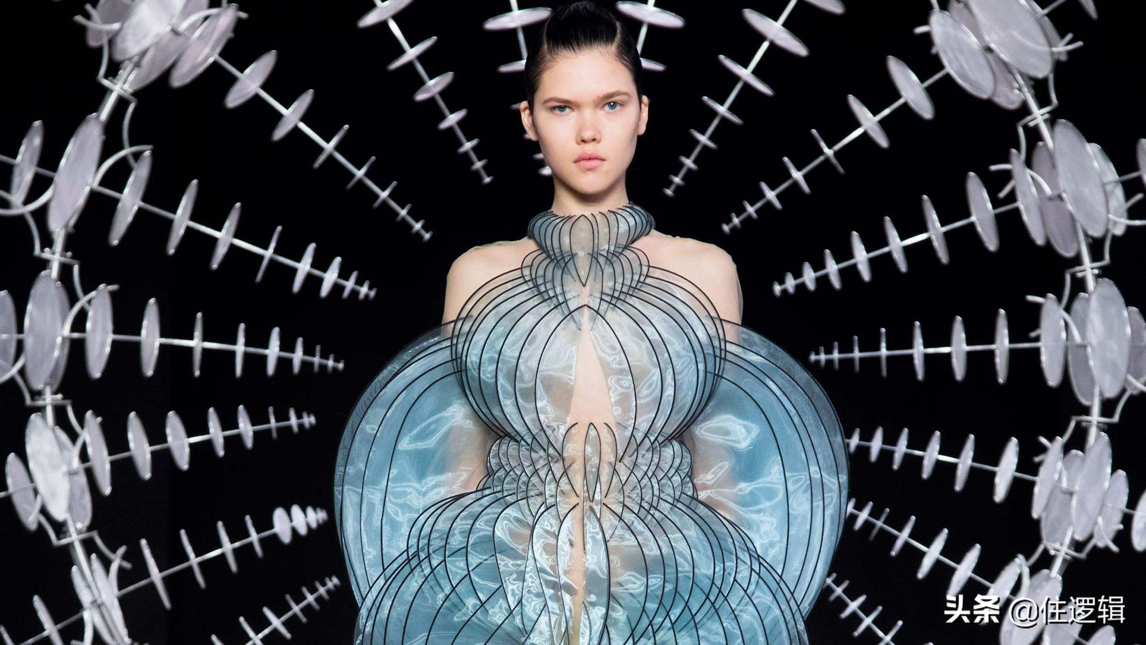 全球设计事件|LV绿了、北京机场方案火了、椅子变身“棺材”...