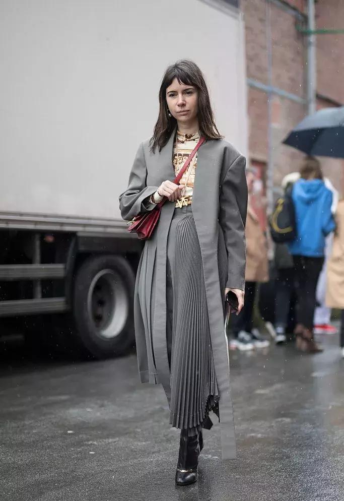 经典大衣的多种时髦穿法,裙摆大衣怎么穿好看