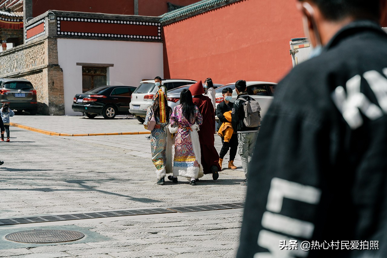 两个小伙去西藏,两个小伙在野外游玩