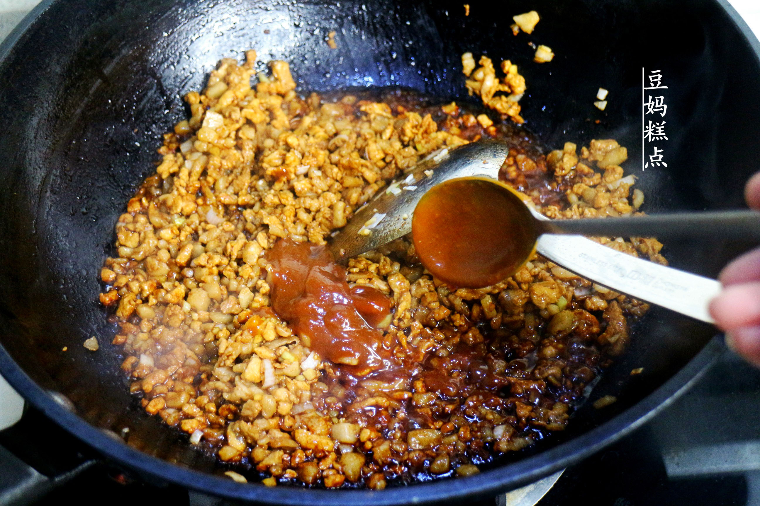 和儿子学做包子,老北京正宗酱肉包