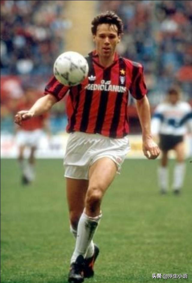 支点中锋踢前腰,足球支点中锋的位置和打法