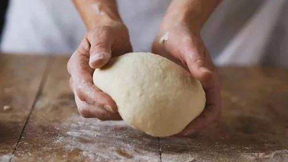 和面不粘手方法,和面不粘手技巧