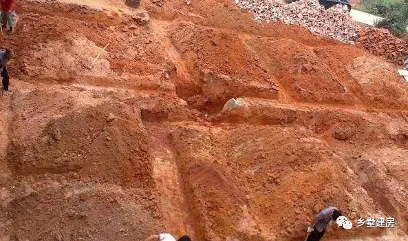 农村自建框架别墅地基怎么做,小伙农村建3层别墅