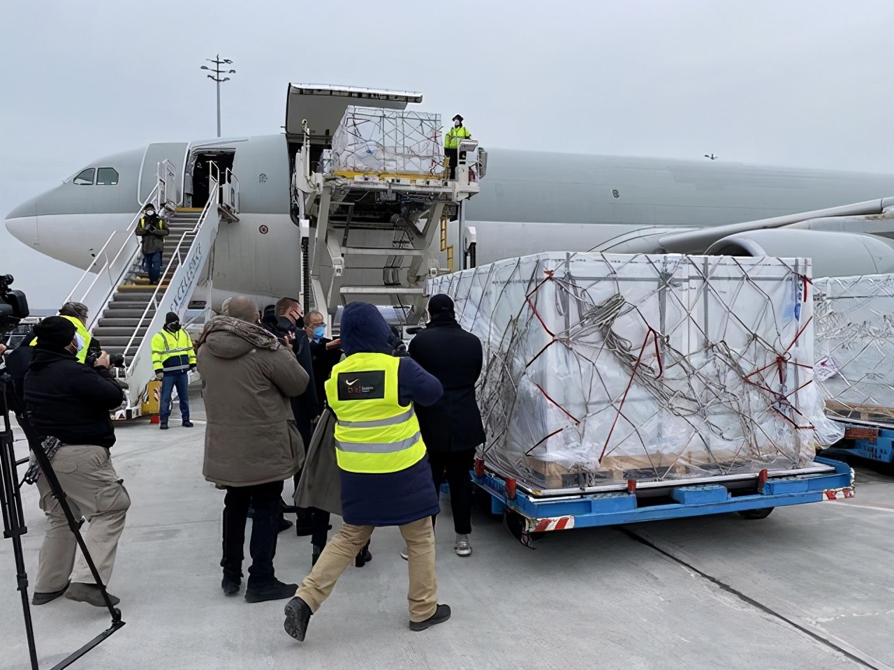 匈牙利爆冷逼平法国,魔鬼主场功不可没!欧洲杯唯一上座率100%的球场多亏了中国疫苗,匈牙利总理带头接种