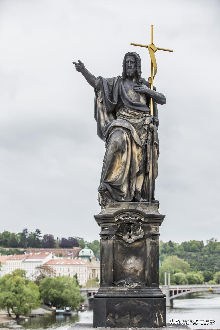 查理大桥雕塑作品介绍 (查理大桥的雕塑)