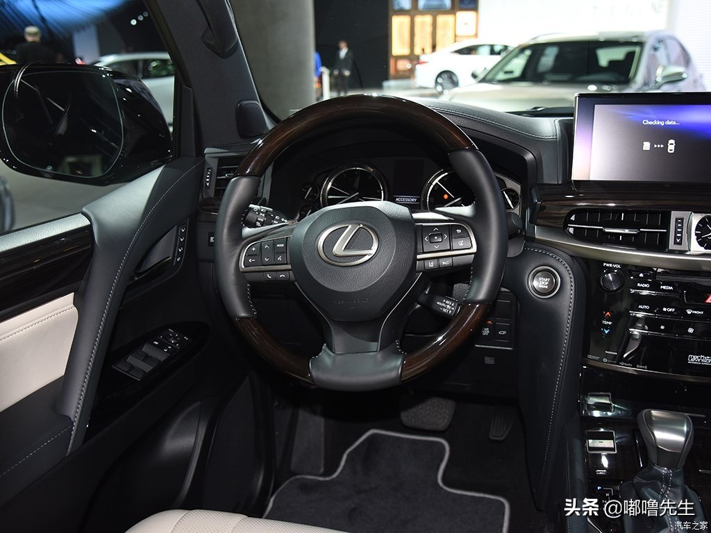 军绿色雷克萨斯lx570最顶配,雷克萨斯lx570坦克掉头沙漠