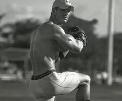 男人健身和不健身臀部的对比,健身男士臀肌