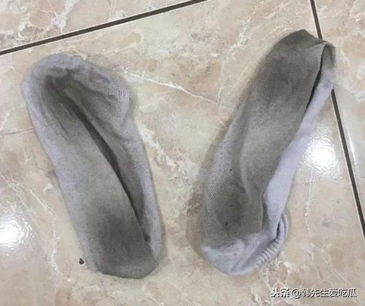 奇葩！英国女孩卖二手臭袜子年入百万，买家要求更是让人受不了