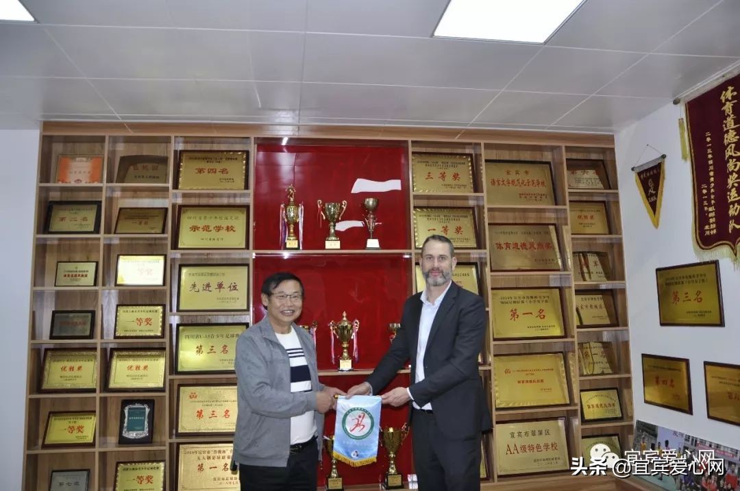 鏂拌タ鍏板ゥ鍏嬪叞瓒崇悆瀛︽牎,鏂拌タ鍏板ゥ鍏嬪叞澶у瀛︾敓瓒崇悆