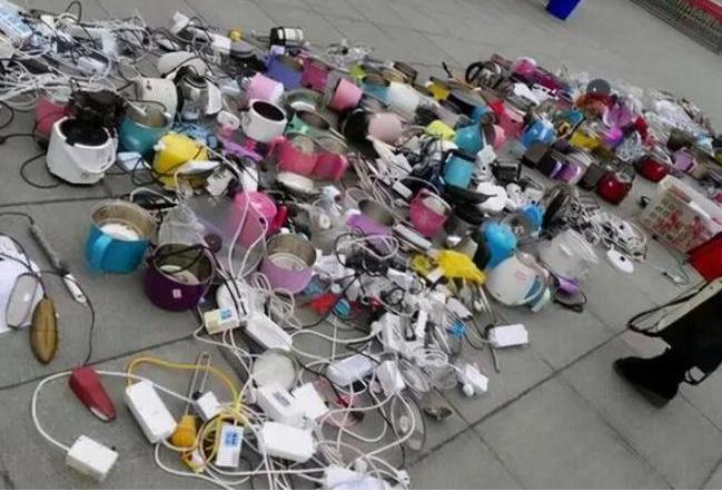 大学生查宿舍违规用品,宿管查违规电器