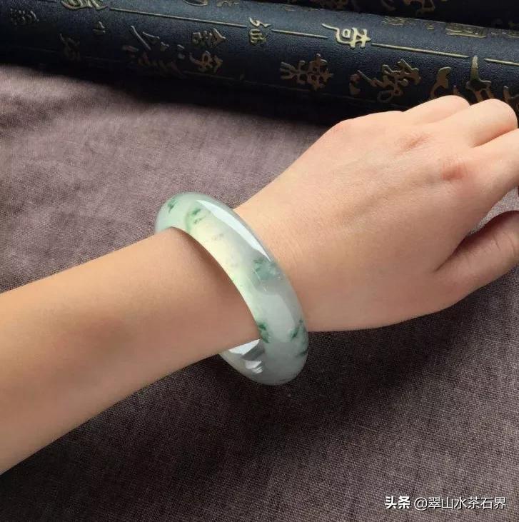 翡翠手镯取不下来怎么弄成两半,翡翠手镯取不下来怎么砸