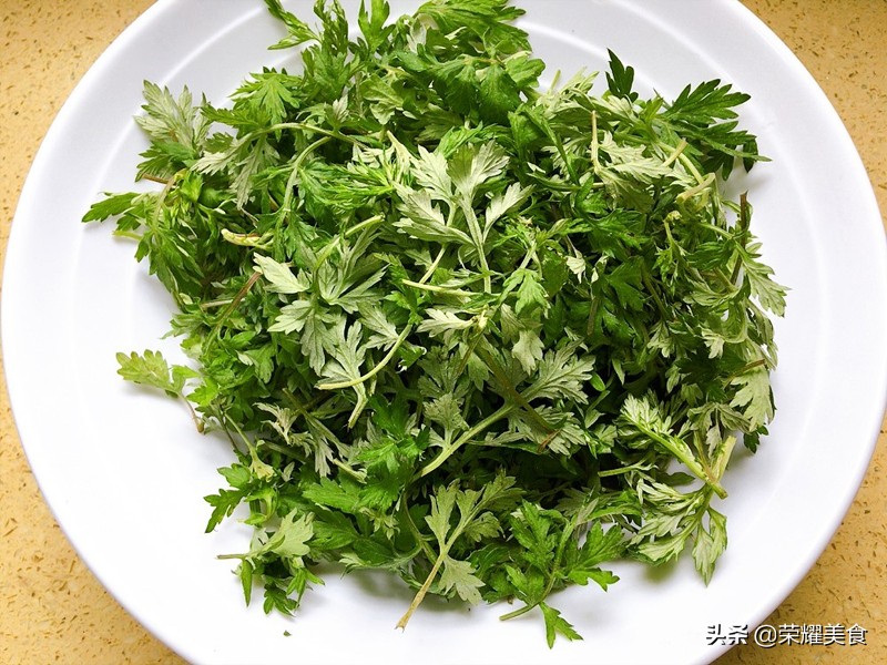 艾草煎鸡蛋汤在家10分钟就可以做,艾草煮鸡蛋汤做法和功效