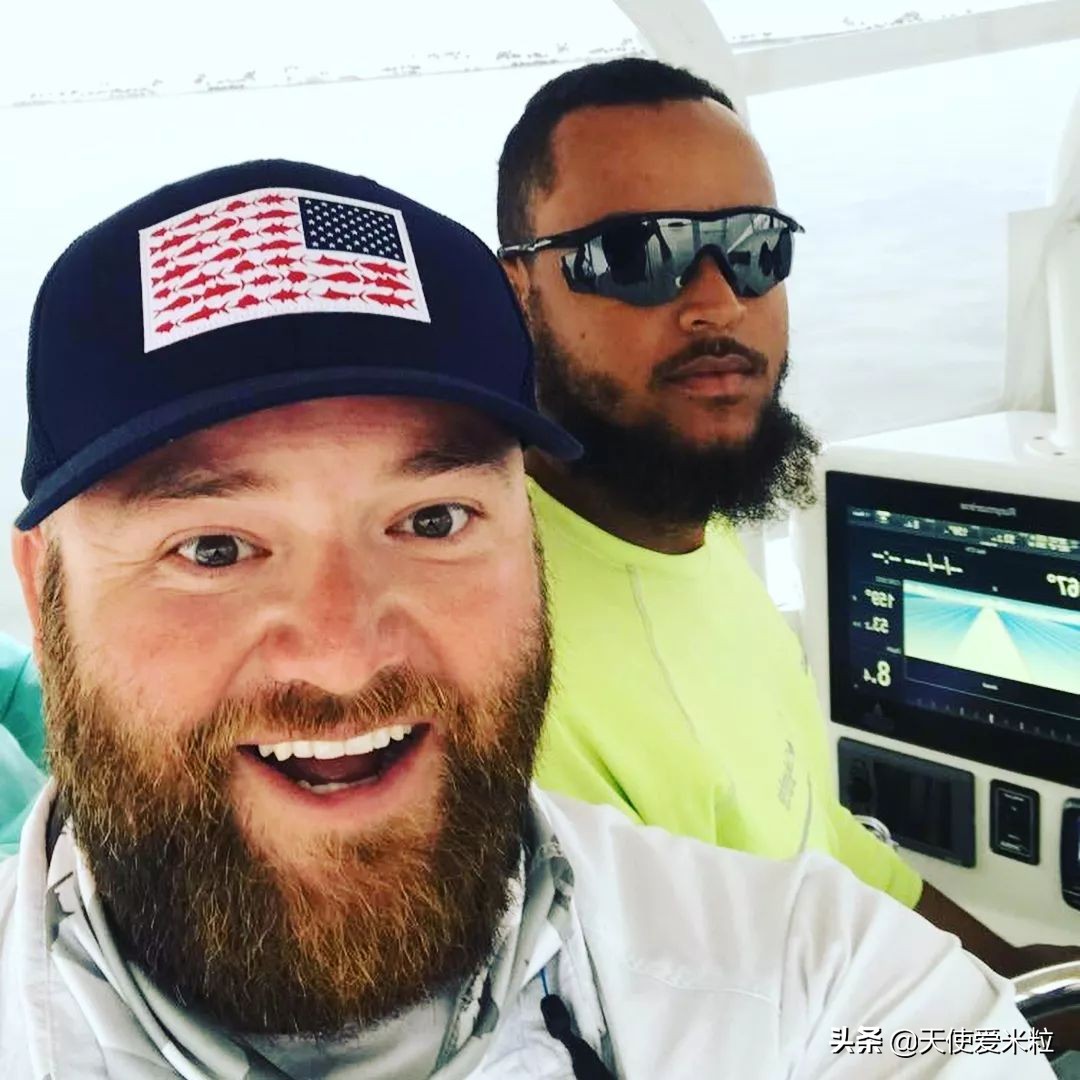 57岁阿汤哥比24岁黑人养子年轻太多！星二代是光环还是诅咒？